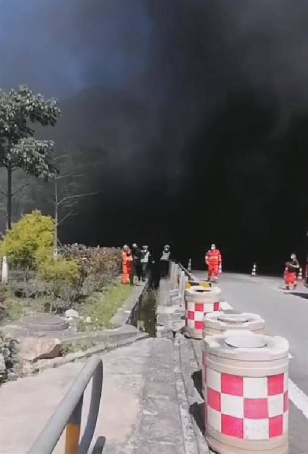 福建安溪一小货车隧道内自燃浓烟弥漫，已有三人受伤送医 钟师傅 龙岩 吴同山