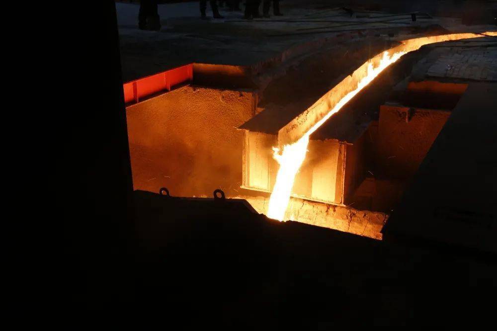 凌晨1:06,八高炉南场铁口顺利打开,火红的铁水如同奔涌的铁龙,游弋在