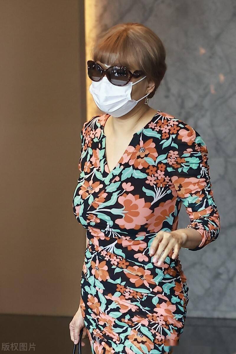 街拍张蔷印花v领茶歇裙托特包法式优雅