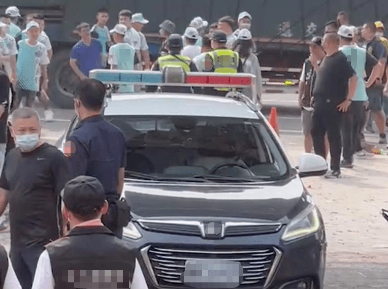 大乱斗！台湾数百人庙前打群架 有人偷开警车冲进人群