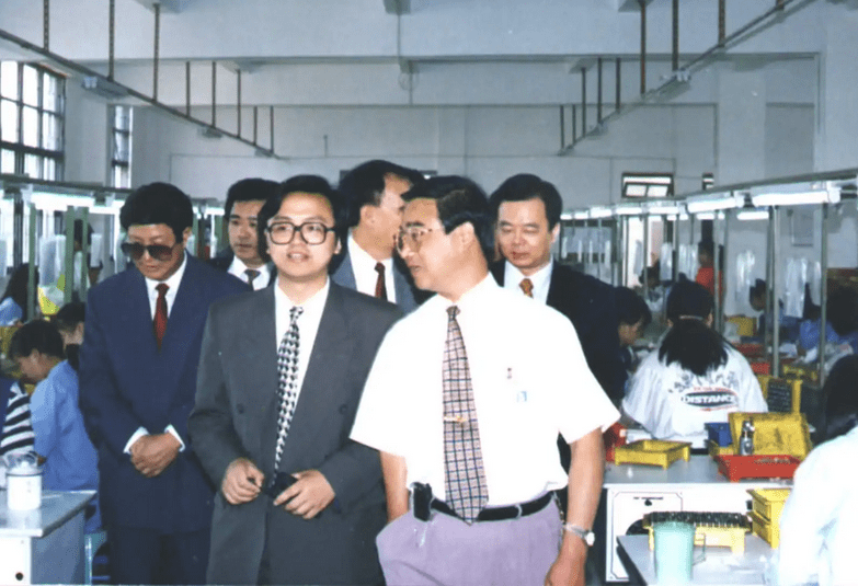 王传福15岁失去双亲嫂子卖嫁妆送他上学身家千亿报答哥嫂