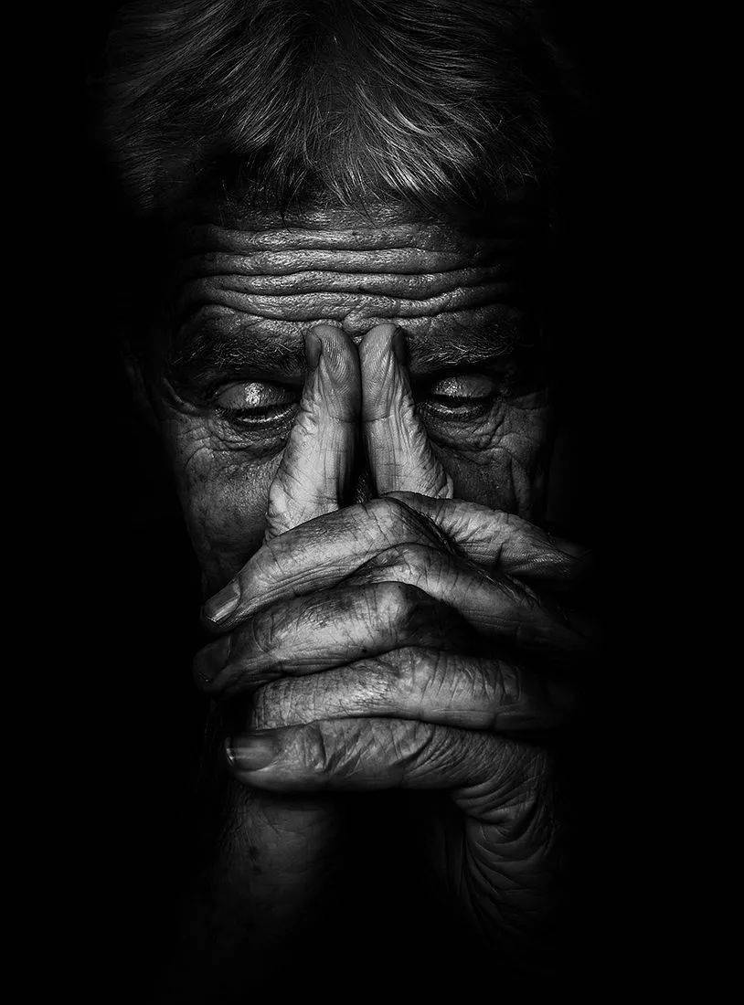 摄影师镜头中透视灵魂的黑白肖像