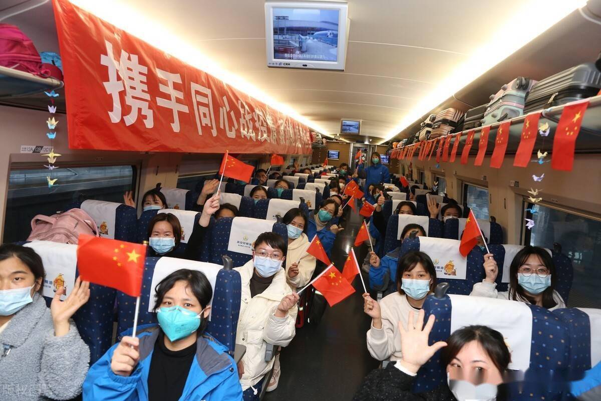 江西上千名医护人员和大量医疗物资的g1394次高铁列车紧急驰援上海