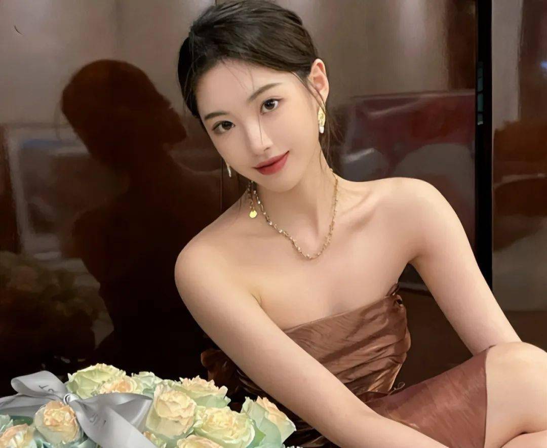 ming网红女友曝光曾参加uzi求婚典礼玩家纷纷要求交份子