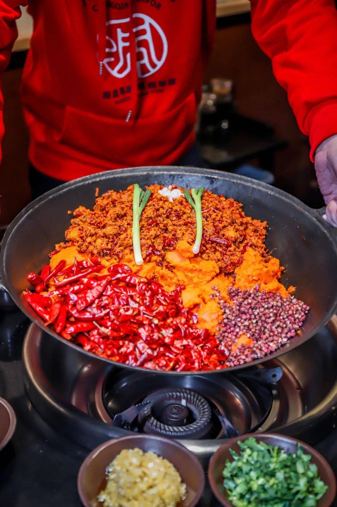 正宗的重庆味道""它荣获全球权威沙利文认证"#" 鱼子酱 " 般红油锅底