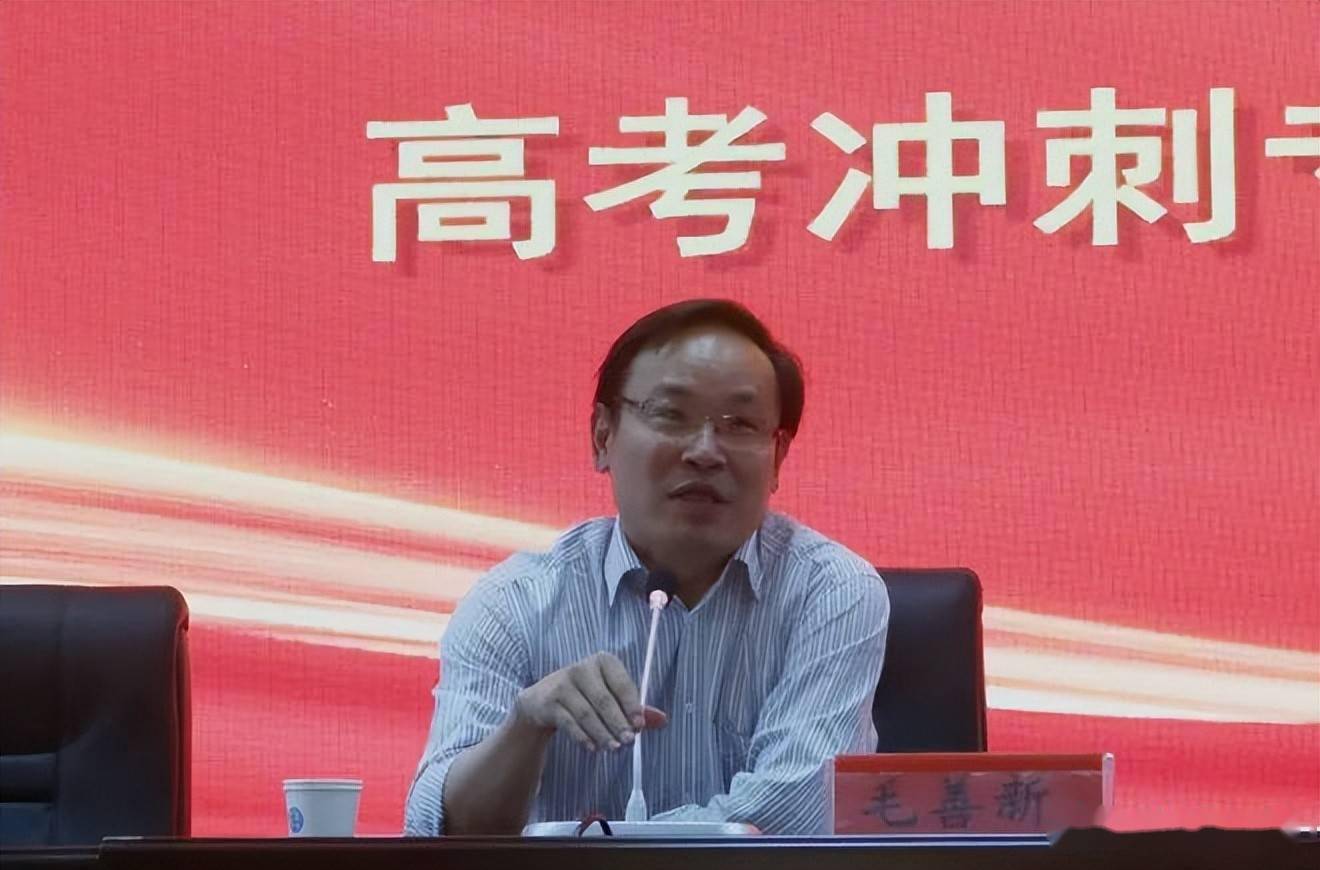 常德市教科院书记毛善新指导常德外国语学校高三学生科学备考