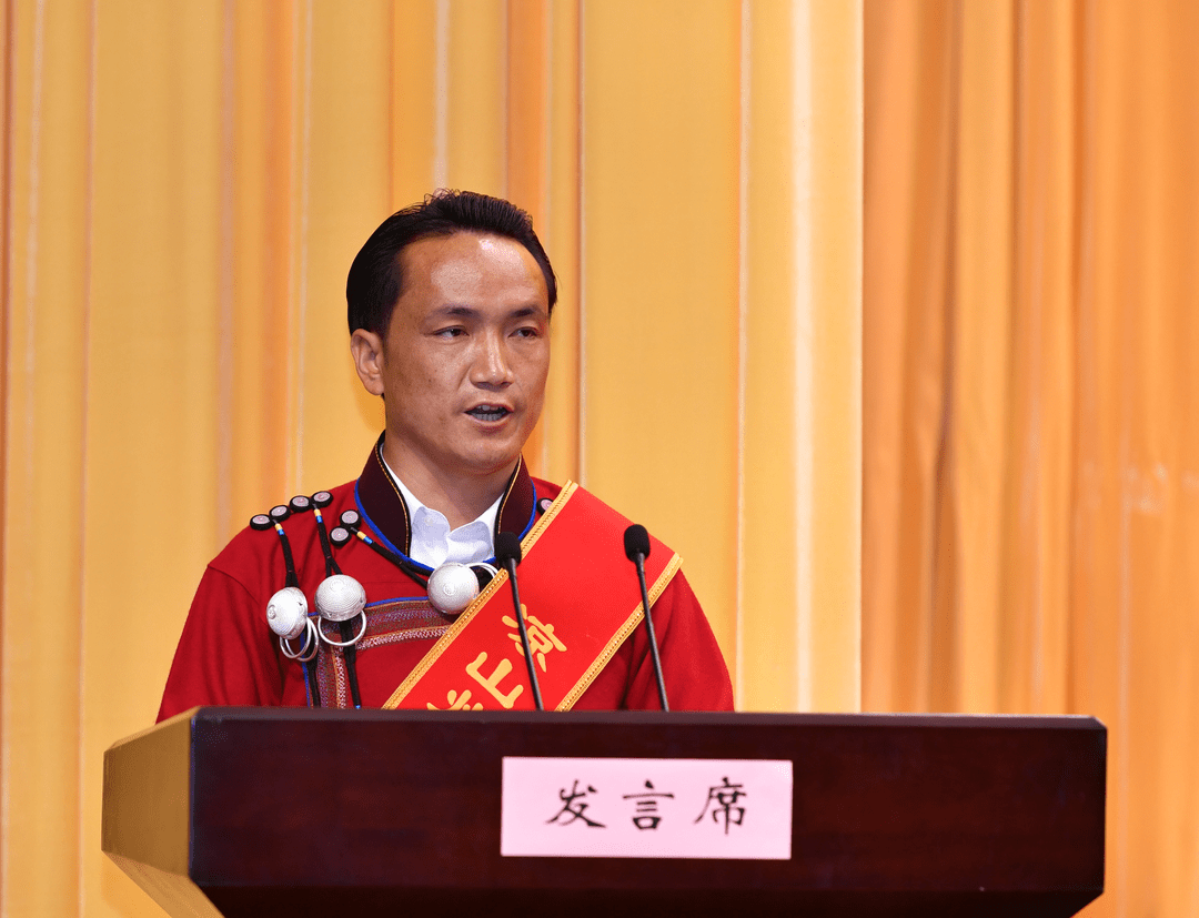 凉山州教育发展大会上受表彰的榜样们这样说_宁南县_布拖县_孩子