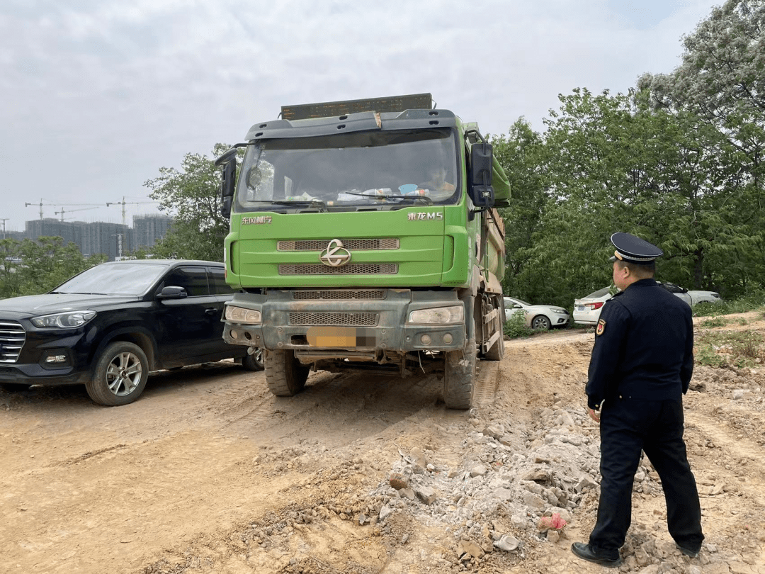 區城管執法局在瑞龍路查處了一輛涉嫌未經核准運輸建築垃圾的渣土車