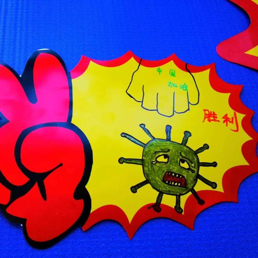 在小贴纸上写上自觉戴口罩,注重个人卫生的承诺,表达自己要为疫情防控