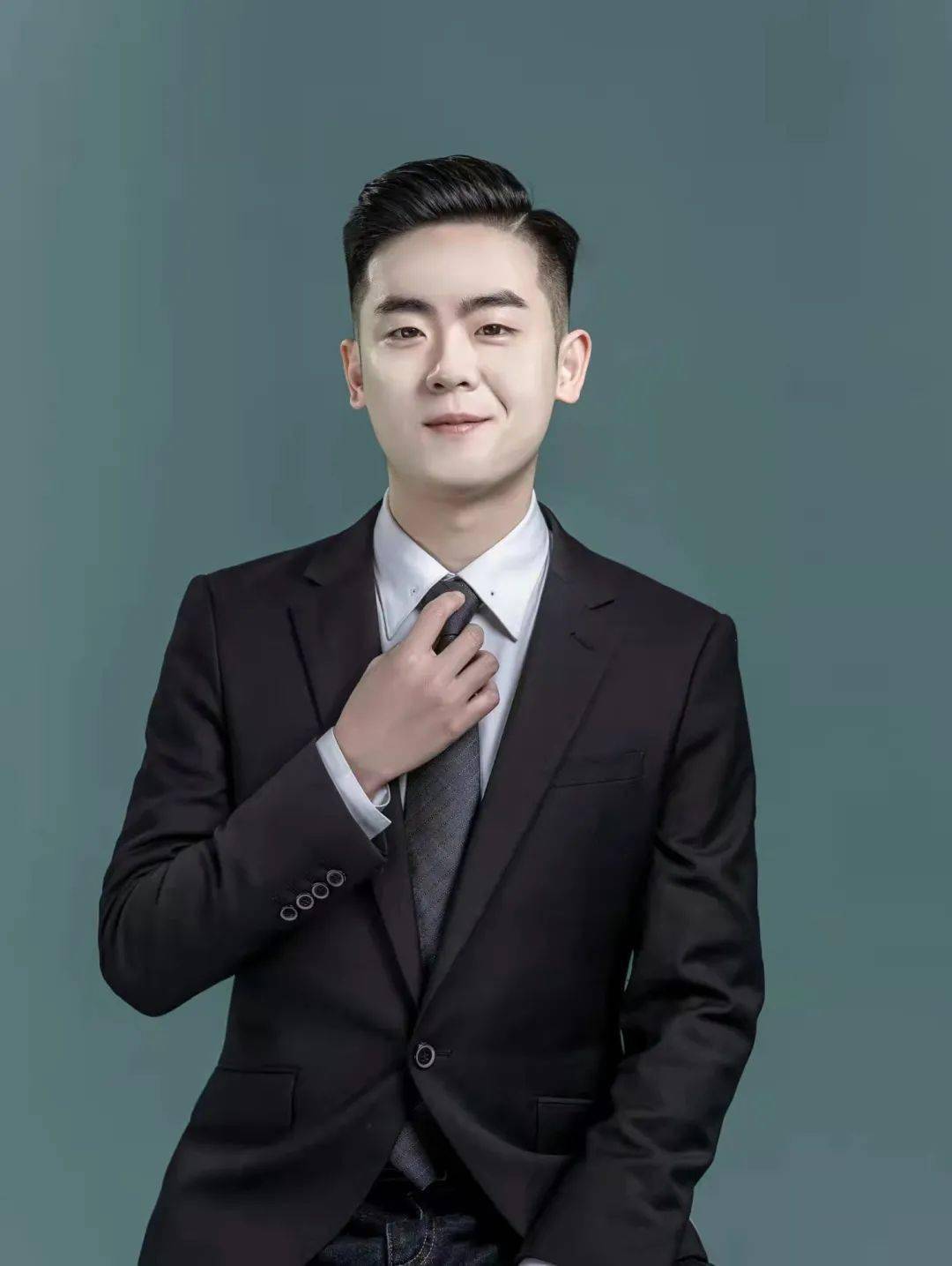 王威艺术团指导老师多年连任湖北广电少儿春晚现场执行导演湖北省朗诵