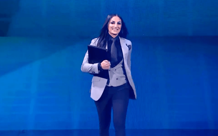 索尼娅德维尔:先让我们为这位新任的比安卡贝莱尔一点掌声!