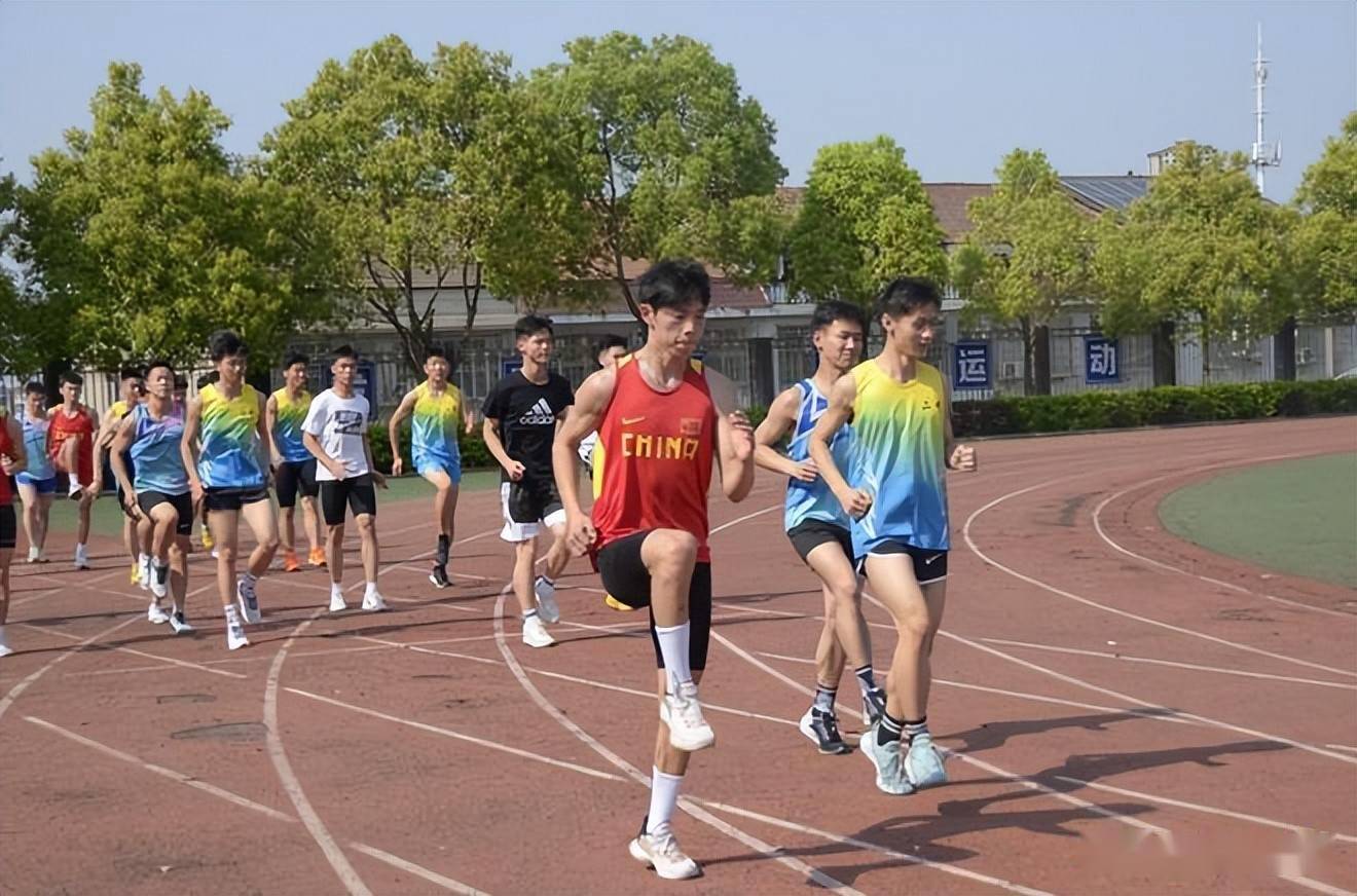 为准确了解学生训练水平,进一步提高体育专业生的高考应测能力,4月11