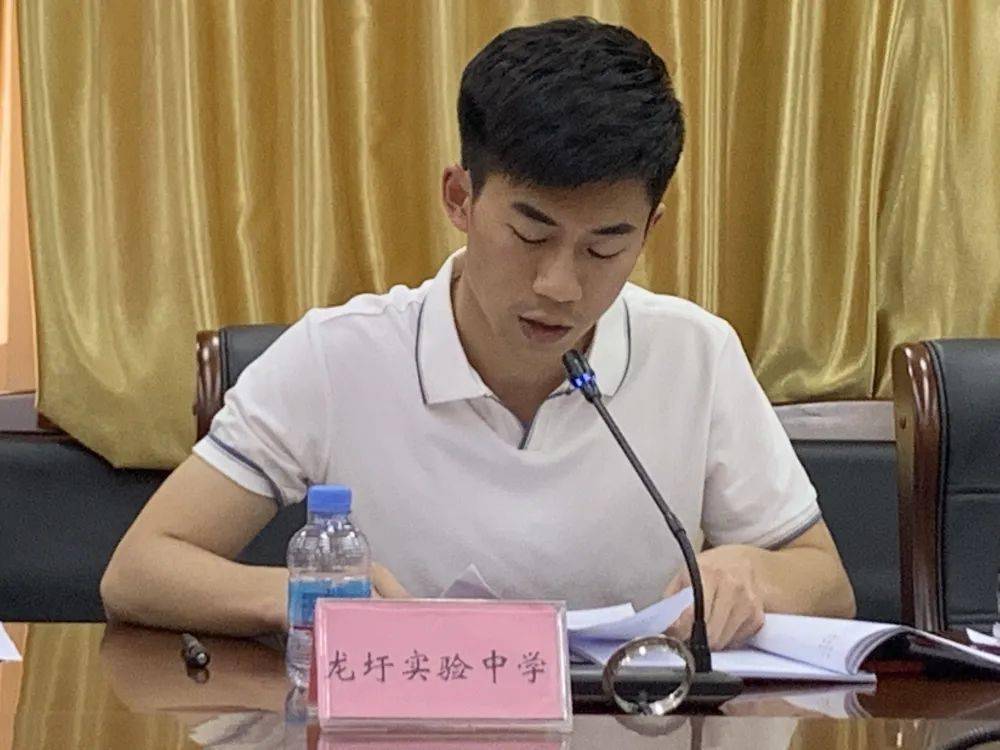 广平镇团委书记↑区建彤大坡镇团委书记潘泳华↓龙圩镇团委书记会上