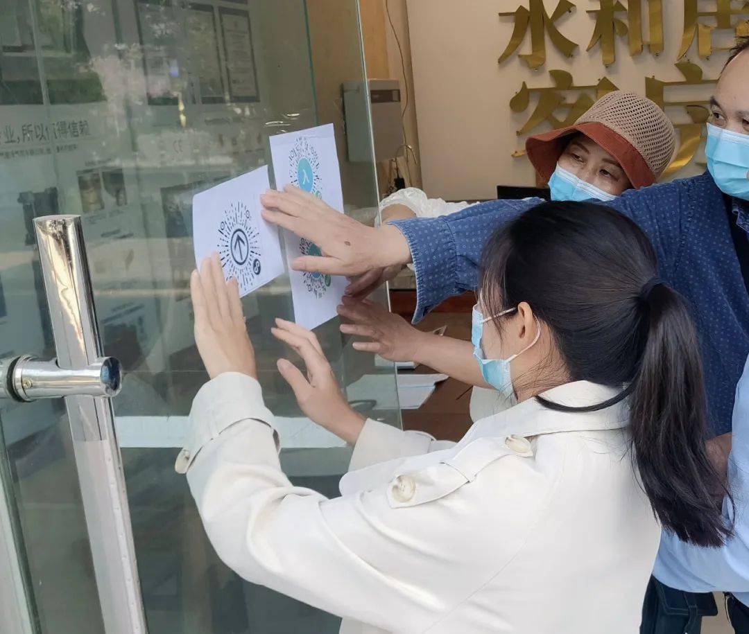 监守疫线码上再行动蒙山县市场监管局联合开展督促商户落实三码联查