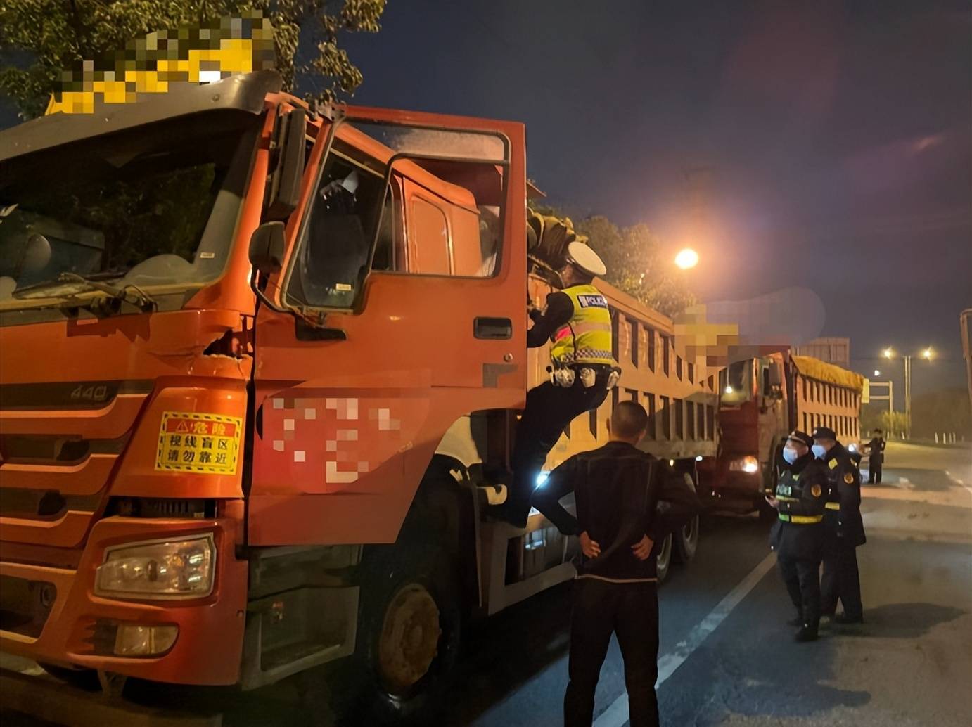 在整治行動中,成都市交警五分局查處渣土車等大型貨物運輸車輛突出