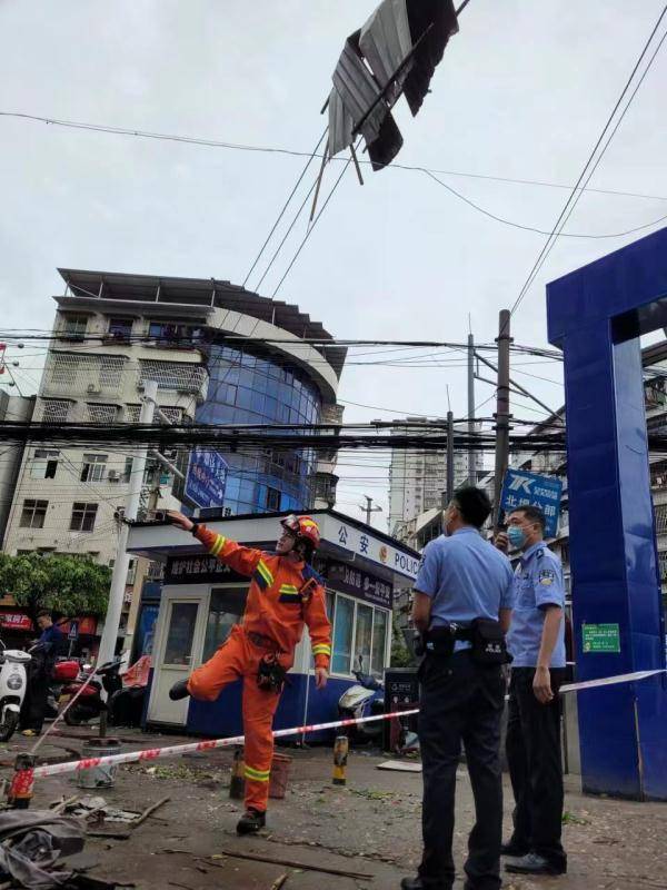 13级狂风伴随雷雨冰雹！四川安岳：千余警力出动救援 300余名群众成功脱困