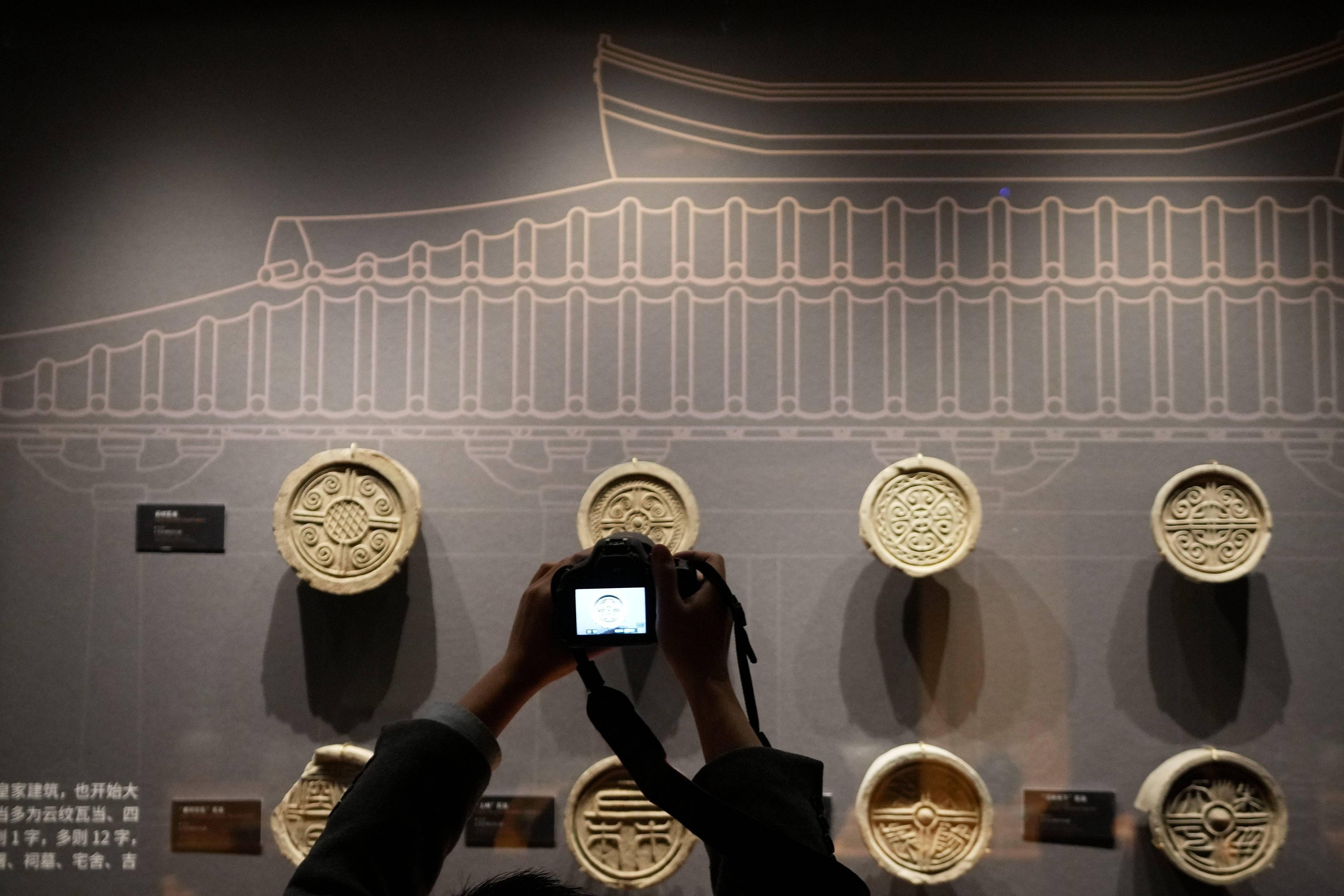 2022年4月13日西安博物院新颜迎宾4月13日,观众在西安博物院拍摄瓦当