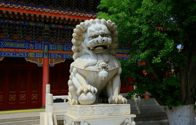 古人的豪宅前为啥放两尊石狮子
