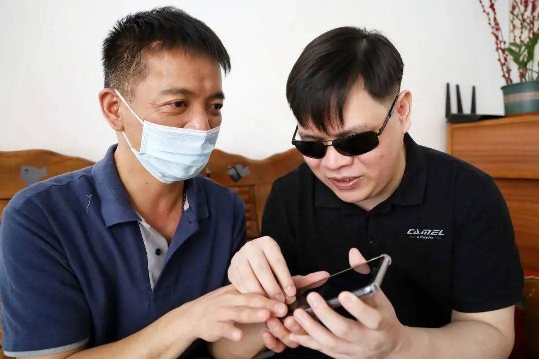 李俊良智能手机成为了我的另外一双眼