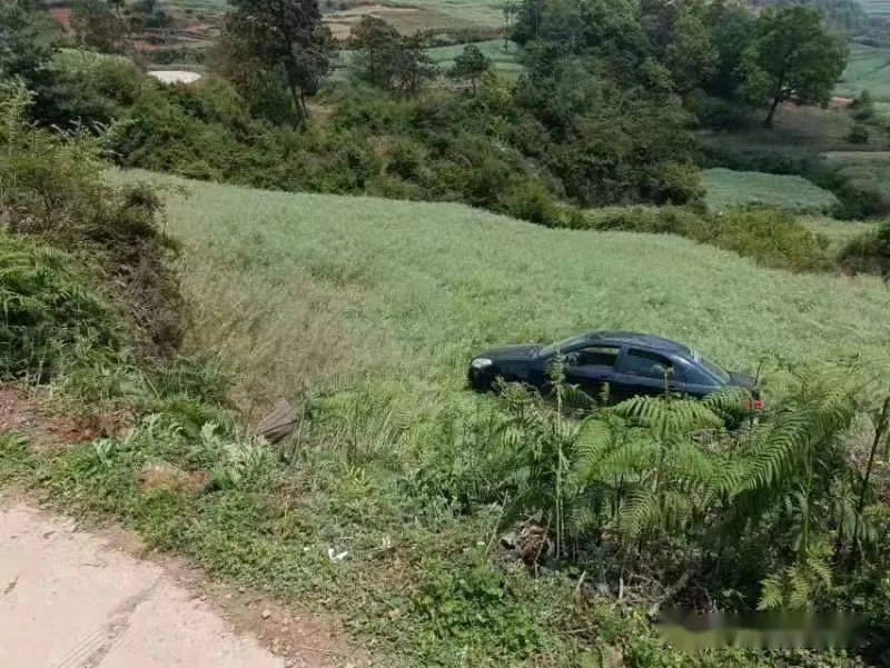 惊险一轿车行经罗平阿岗弯道未减速引发事故