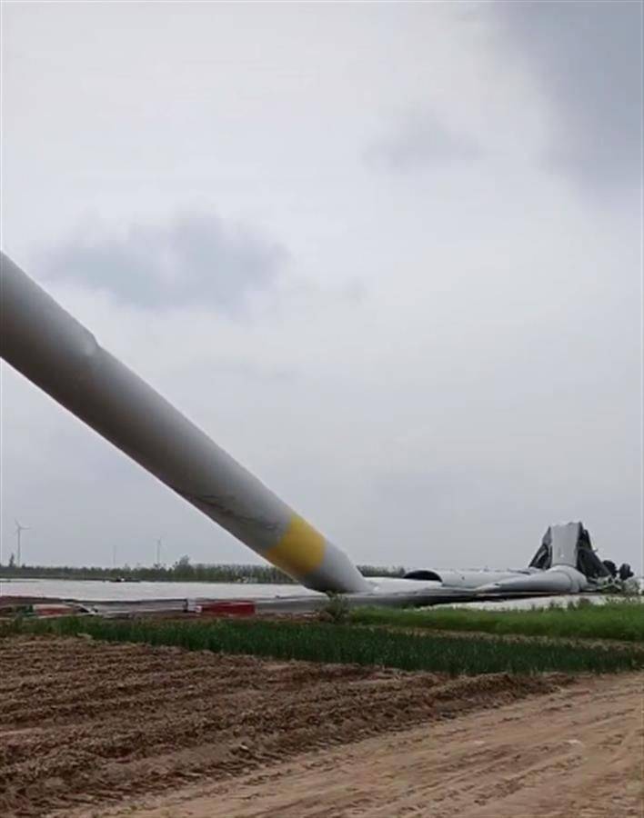 罕见刮811级大风河南一风力发电倒塌