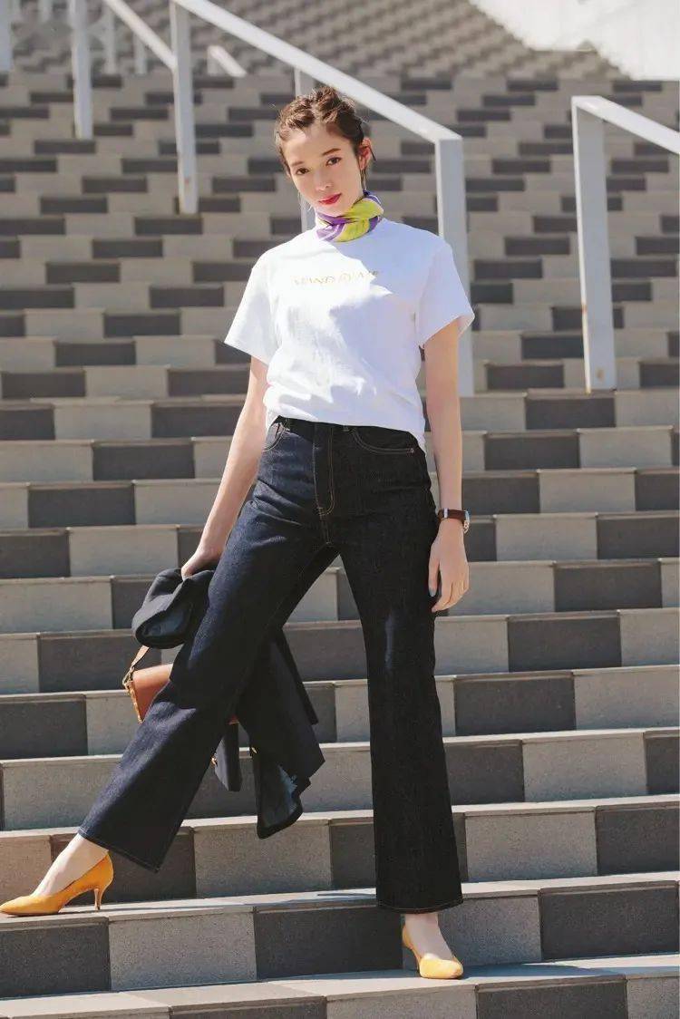 最不挑人的白t恤穿法配条丝巾瞬间摆脱路人感