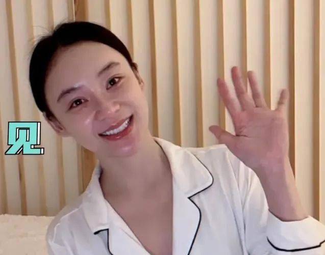 35岁袁姗姗分享护肤教程当她揭开眼膜被她的素颜皮肤惊住了