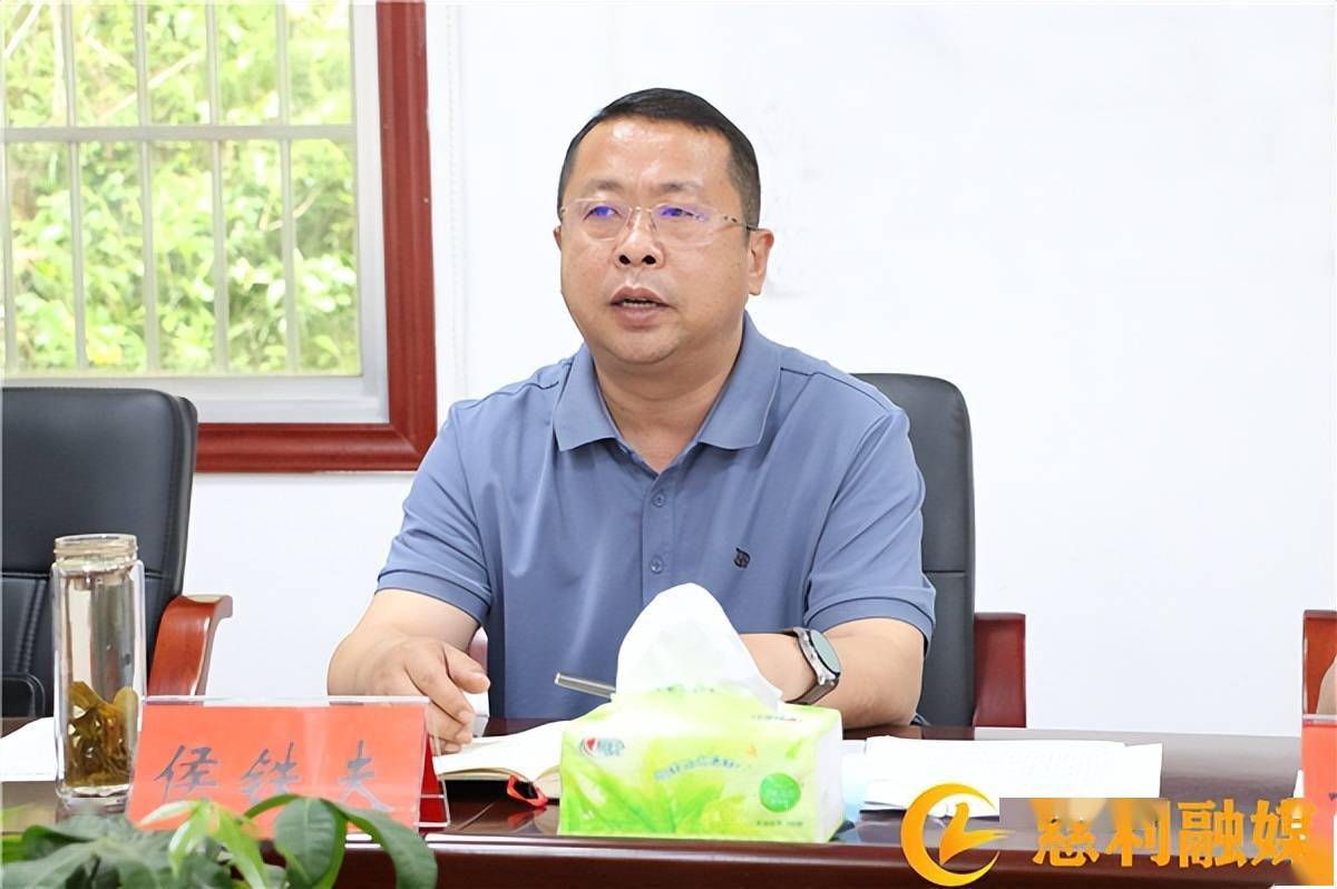 县委常委,县委办主任代劲,副县长谭本伦一同调研.