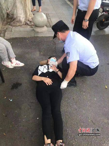 进行救治。经初步诊断，孕妇是因低血糖导致晕倒，目前该孕妇已无大碍。