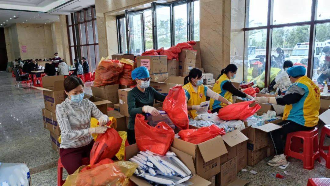 防疫服务有温度为加快建立免疫屏障,镇卫健分局党支部通过"固定 流动"