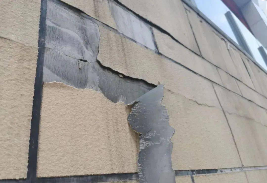 多雨春季易导致真石漆翘边成片脱落