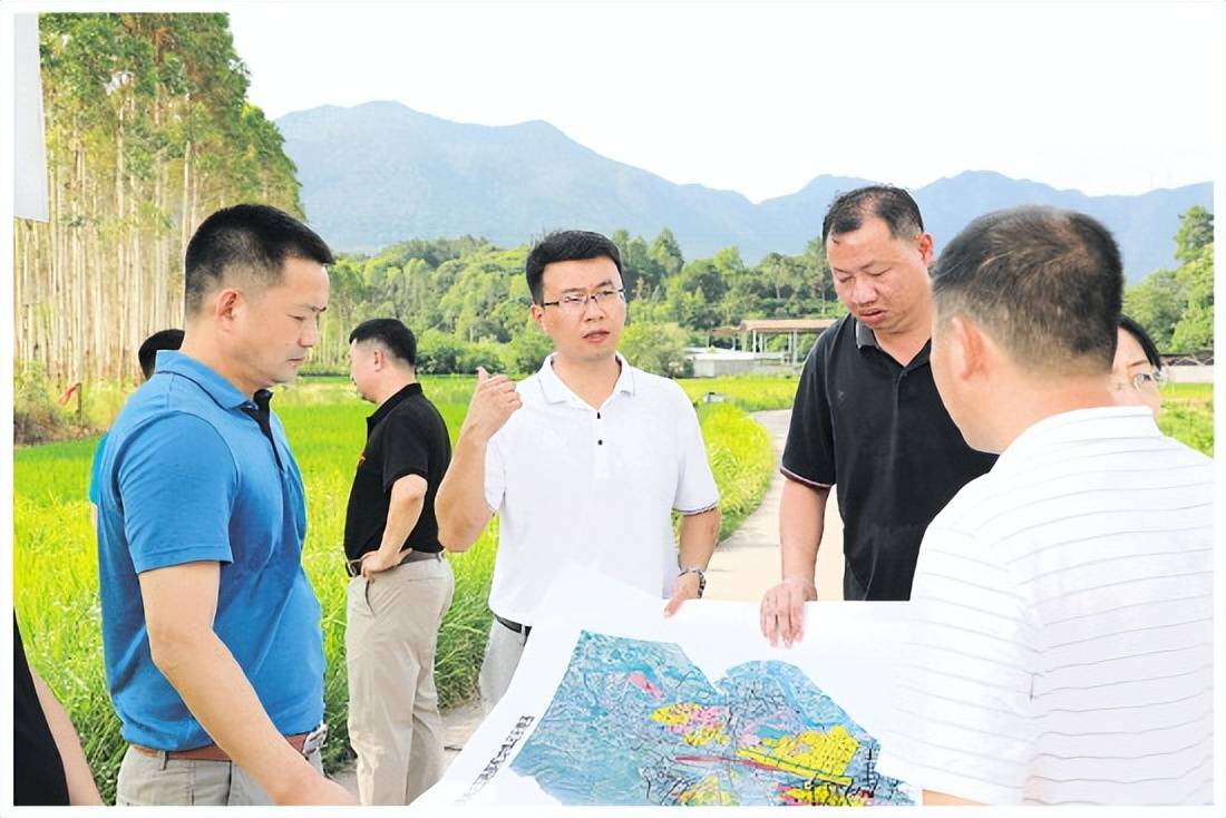 灵川县委书记胡焕忠调研乡村振兴工作.