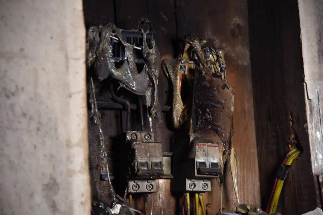 长沙一商贸城发生火灾起火点在1楼为何4楼住户受伤被困