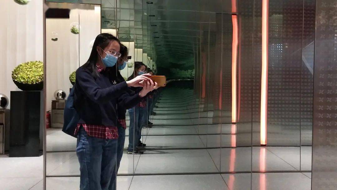 平时这一点绿色调很难被察觉,但是当我们把两面镜子相对放置,让光在