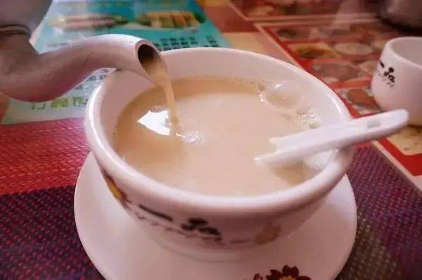 浓而不腻茶香伴着牛奶在熬好的茶里适量加一撮盐而青海的奶茶却是咸口