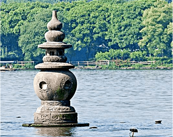 关于"三潭印月"的由来,最早还是与苏轼有关.