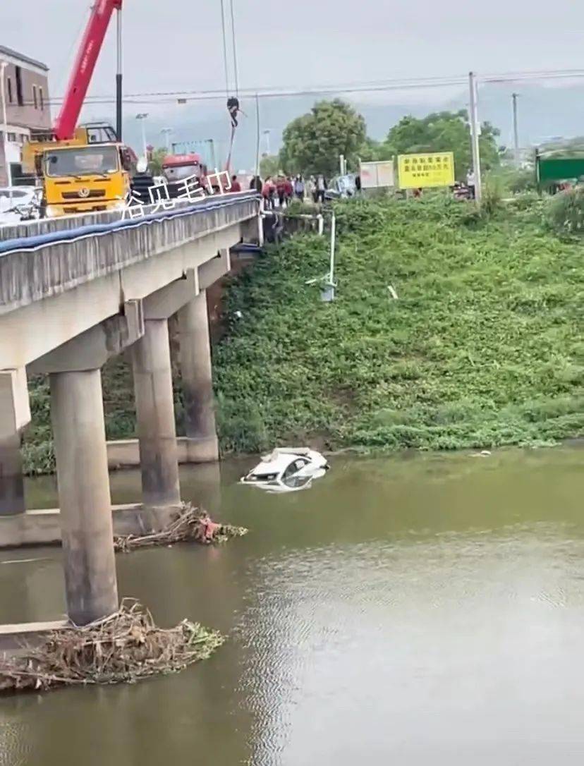 兴宁一小车掉河里了