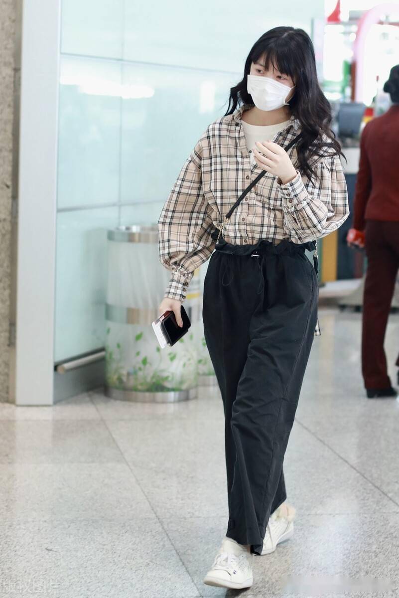 徐娇格子衬衣搭休闲裤现身机场,朴素大方气质好