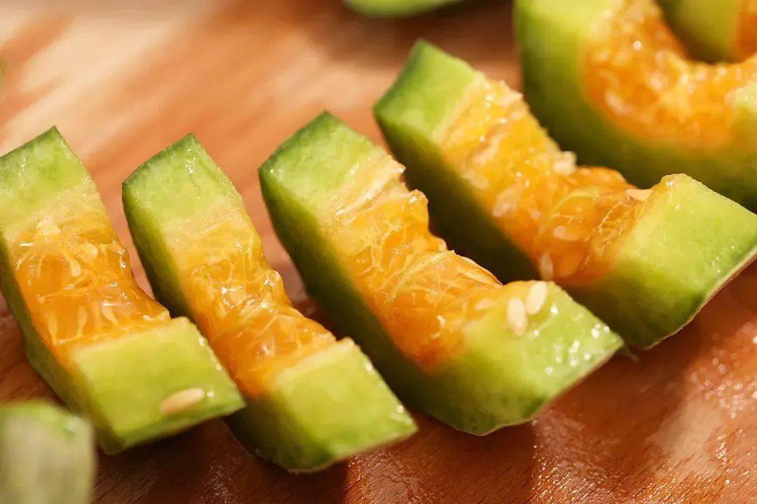 新鲜采摘脆甜多汁博洋蜜瓜上新头茬博洋61号蜜瓜春季里的一抹香甜清爽