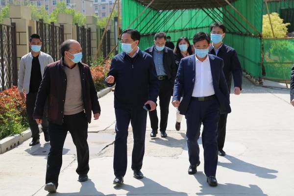 王纮调研平阴县高中毕业年级复课工作