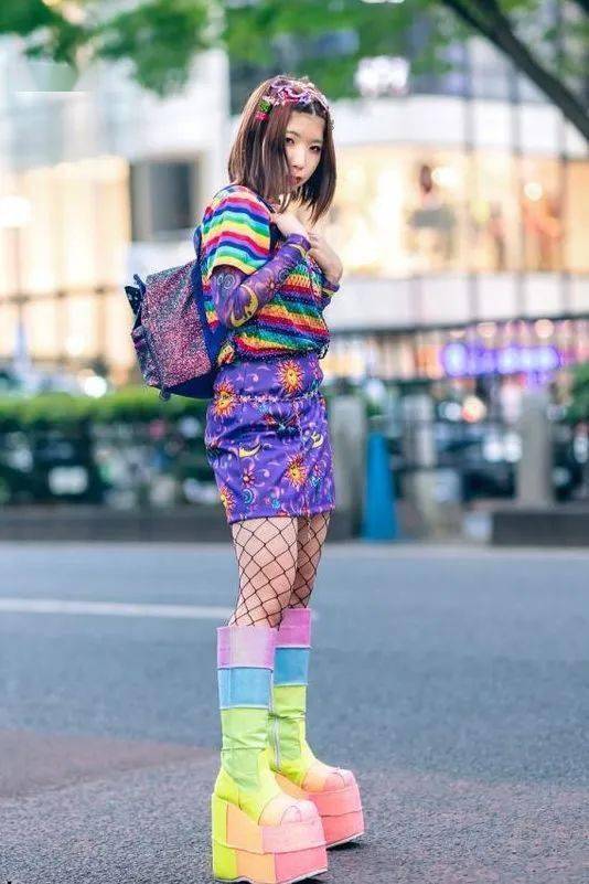 常被人戏称为「非主流」的原宿风(harajuku style),从欧美亚文化中的