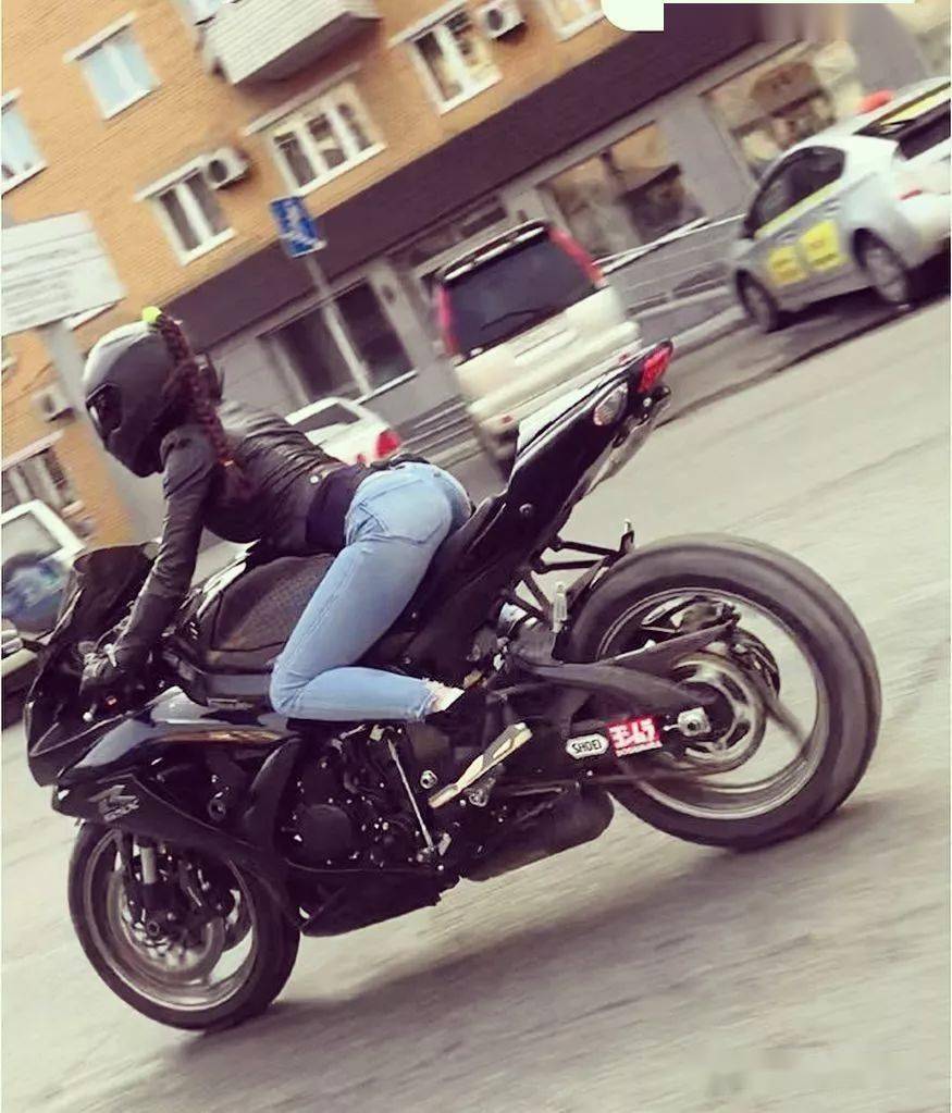 还记得之前朋友圈流传的一个翘臀小姐姐骑机车的视频么?