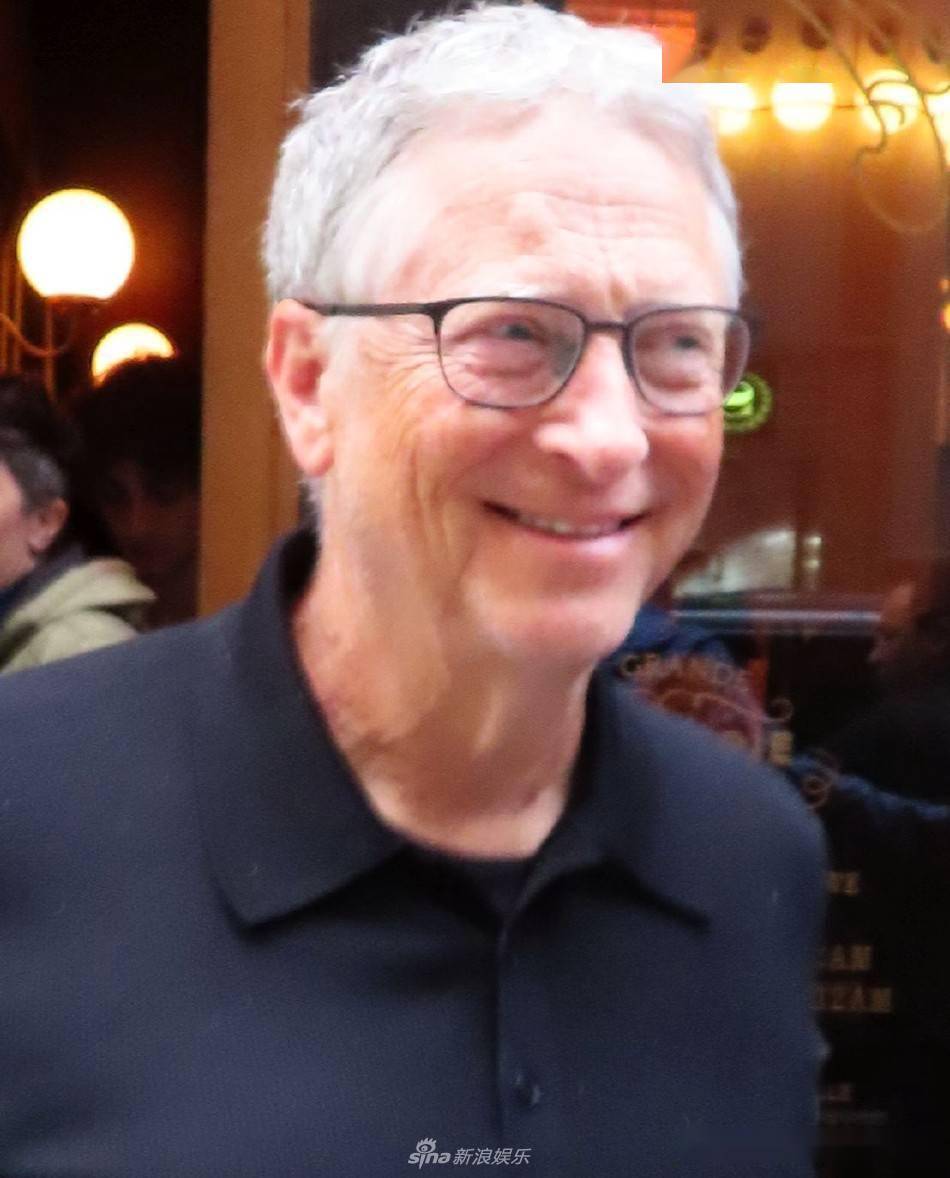 当地时间2022年4月17日,美国纽约,比尔-盖茨(bill gates)现身街头.