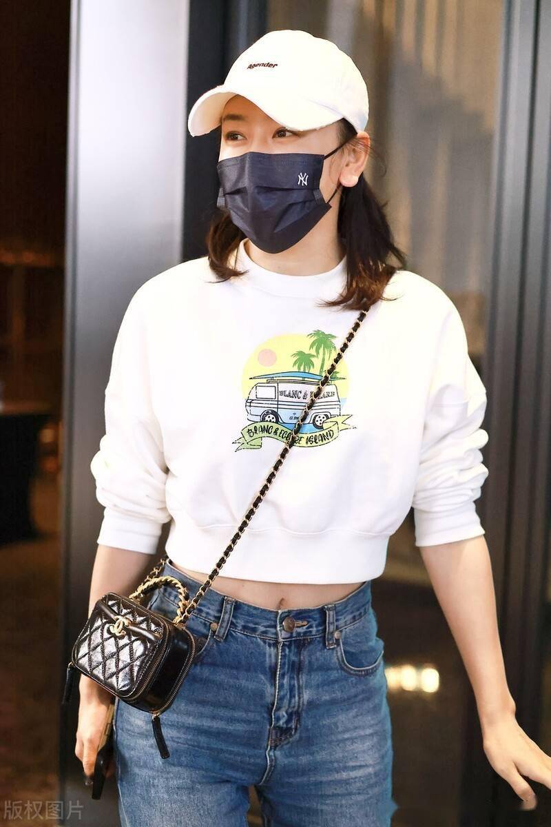 街拍毛俊杰白色短卫衣牛仔裤包袋休闲随性