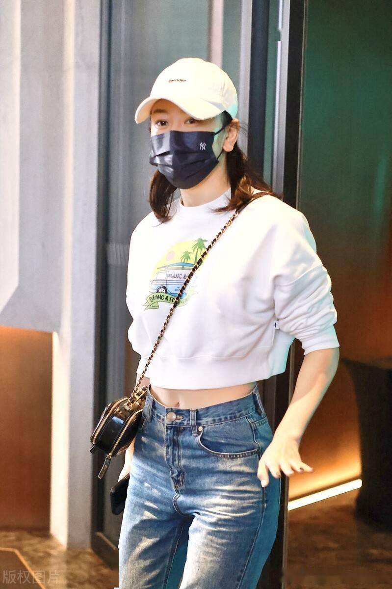 街拍毛俊杰白色短卫衣牛仔裤包袋休闲随性