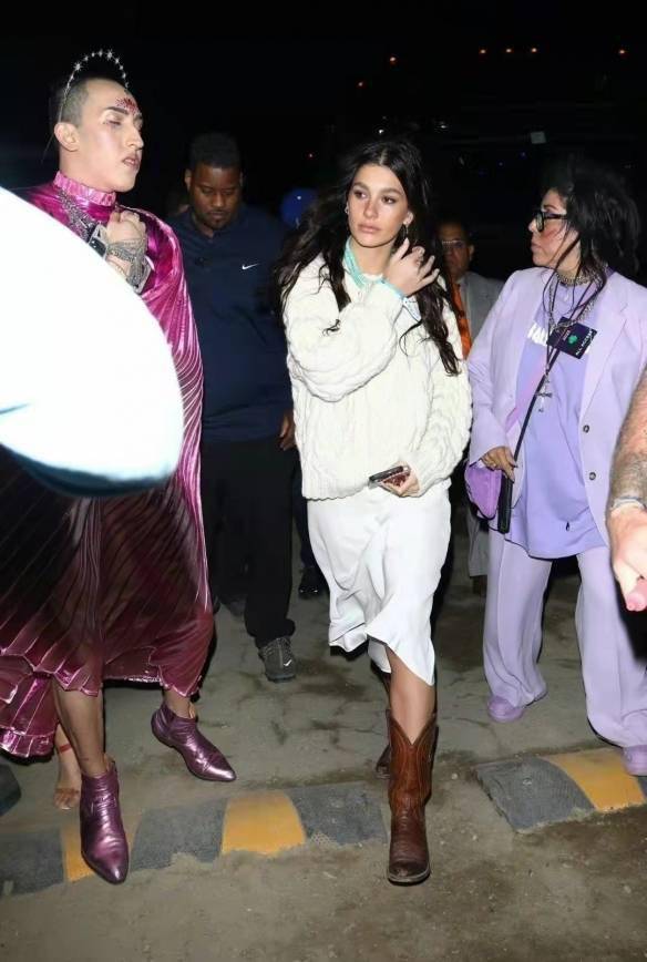 小李子与24岁女友现身音乐节:留给女方的时间不多了_卡米拉·_蓝色