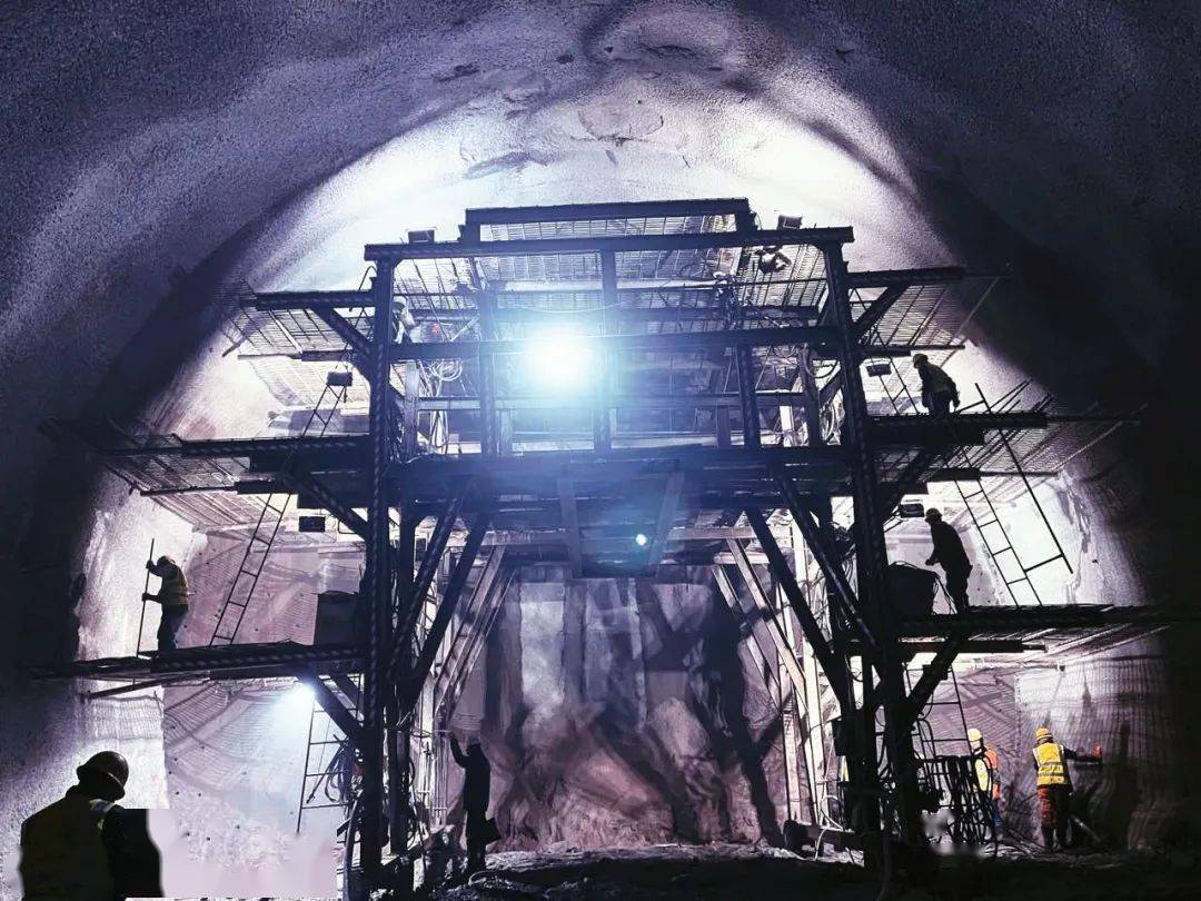 池黄铁路首个长大隧道金鸡岭1号隧道顺利贯通