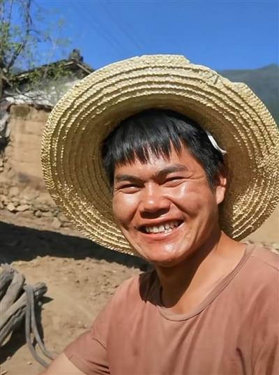 "板凳小伙"走红网络:没了双腿我还有双手_杨阿洪_生活_冕宁县