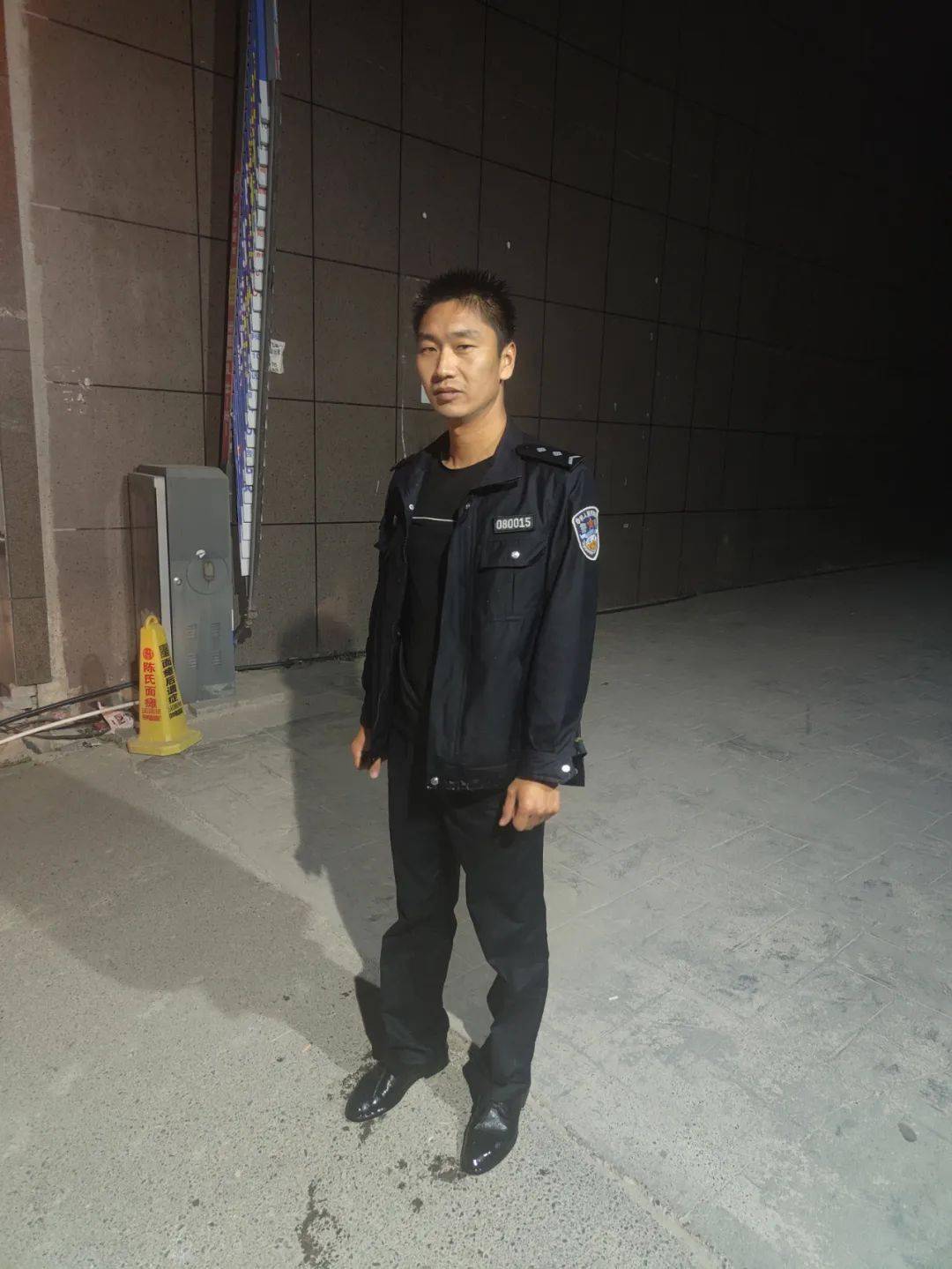 危急时刻,赶来的市公安局牡丹分局东城派出所两名辅警先后跳入河中,在