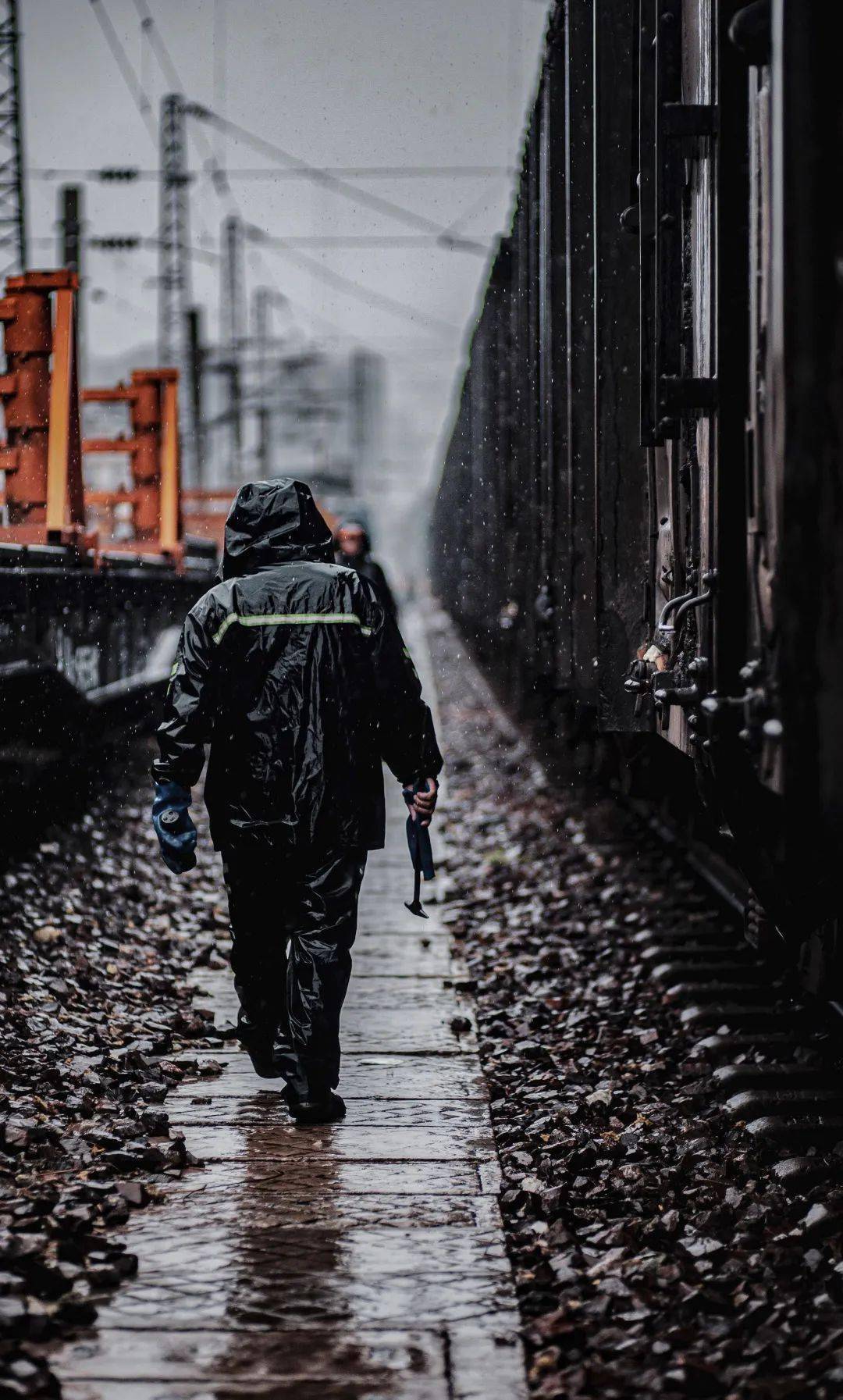 他们的背影挺拔依旧铁路人依然在坚守风雨中平凡且伟岸铁路人的背影